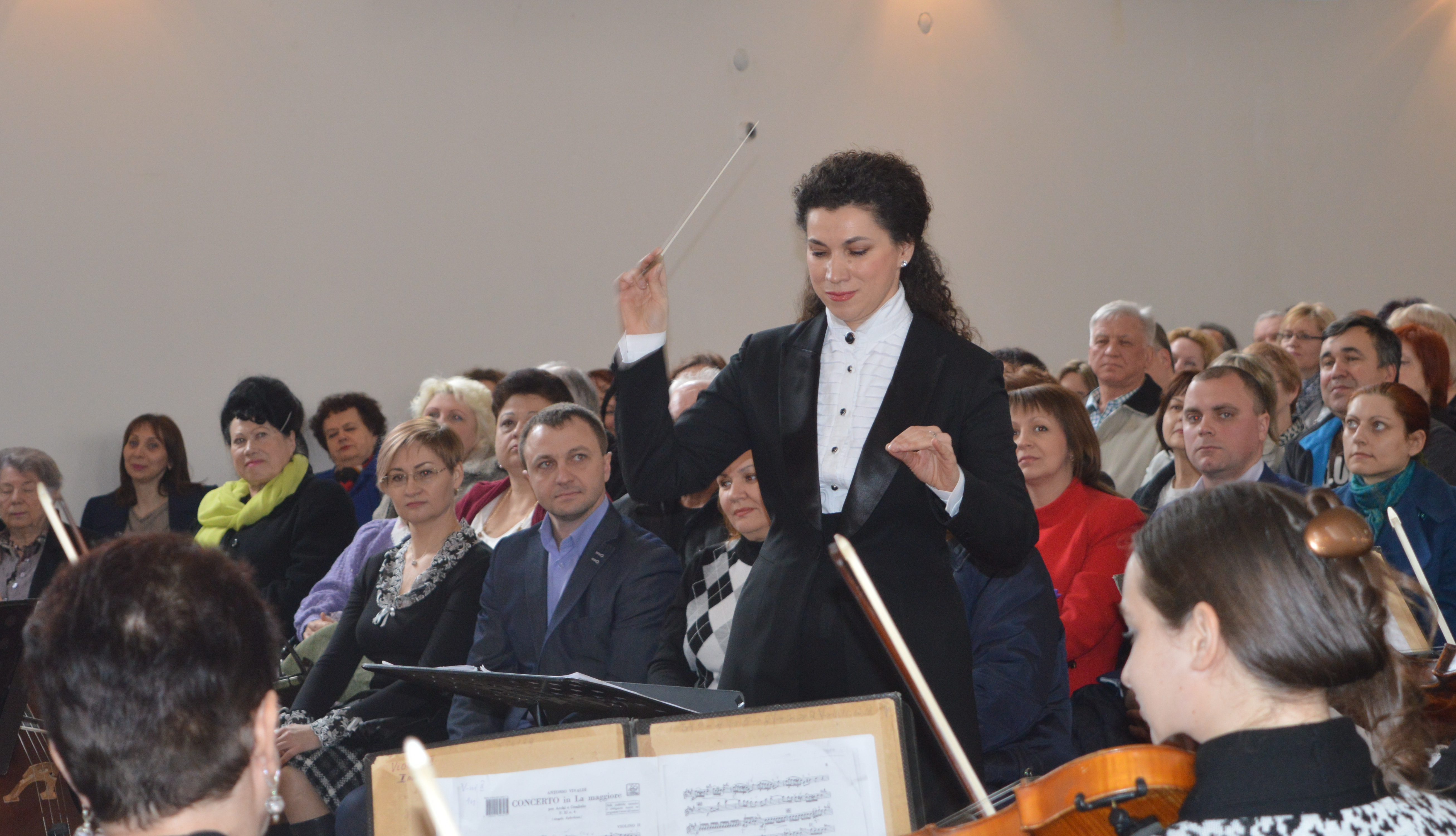 У Миколаєві диригент Оксана Мадараш виступає з оркестром Ars-Nova. Фото автора